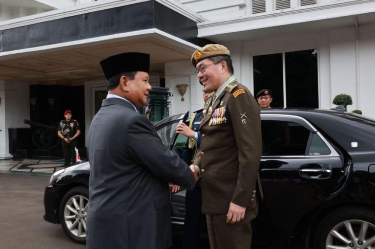 Menhan Prabowo Subianto menerima kunjungan Panglima Angkatan Bersenjata Singapura Lt Gen Melvyn Ong di Kemhan, Senin (27/2/2023). 