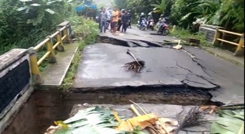 Rekayasa lalu lintas diberlakukan di sekitar Jembatan Cikereteg, Kabupaten Bogor yang ditutup karena longsor. Sebab, seluruh kendaraan sudah tidak bisa melintasi jembatan tersebut. Foto: istimewa.