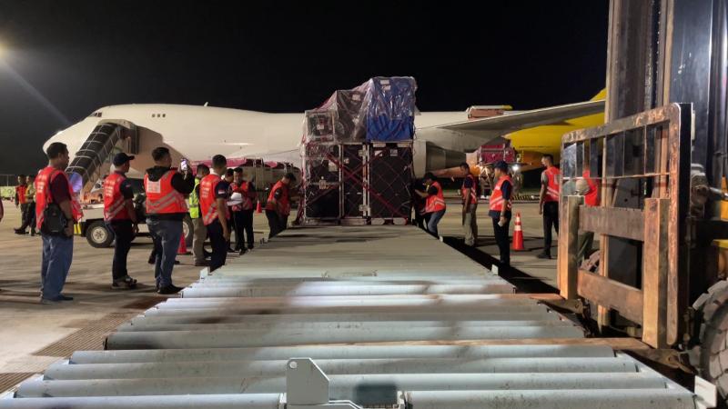 Pesawat kargo tiba di Bandara Lombok