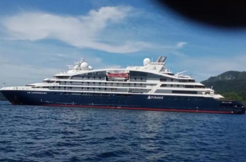 Kapal pesiar berbendera Prancis, KM Ponant yang mengangkut ratusan wisatawan asing mengunjungi kawasan wisata Teluk Triton di Kabupaten Kaimana, Provinsi Papua Barat. (ANTARA/HO-Isabela Wisang)