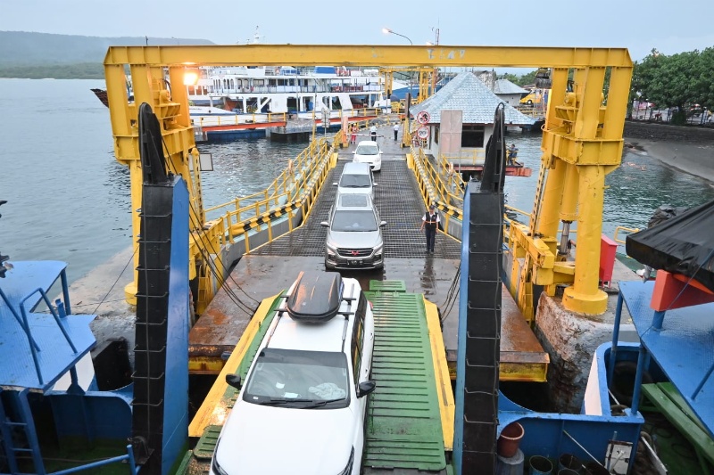 Proses masuk ke kapal penyeberangan