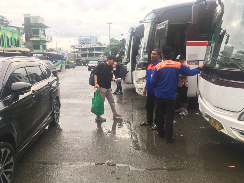 Calon penumpang bus antarkota yang tiba dengan mobil di depan bus pada area keberangkatan Terminal Induk Kota Bekasi, Rabu (1/3/2023) sore.