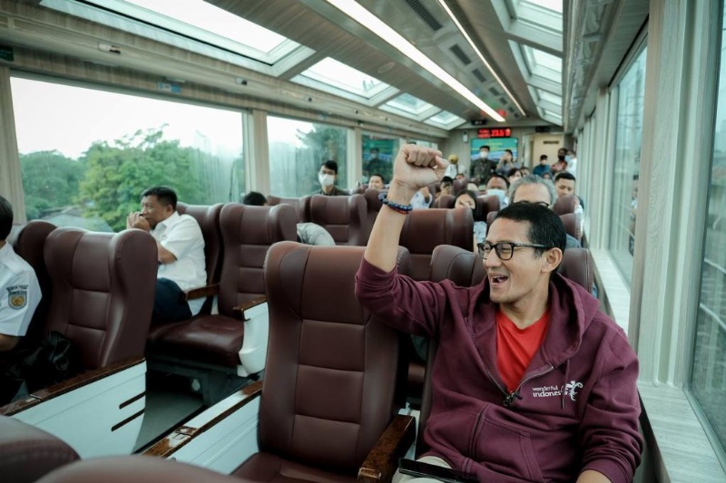 Menparekraf Sandiaga Uno di atas kereta Panoramic