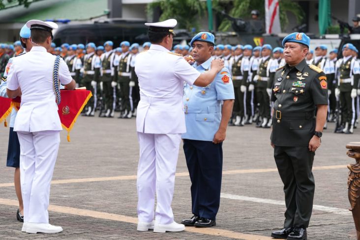 Panglima TNI Laksamana TNI Yudo Margono memimpin serah terima Jabatan Komandan Pasukan Pengamanan Presiden (Danpaspampres) dari Marsda TNI Wahyu Hidayat kepada Mayjen TNI Rafael Granada Baay di Mako Paspampres, Senin (27/2/2023).