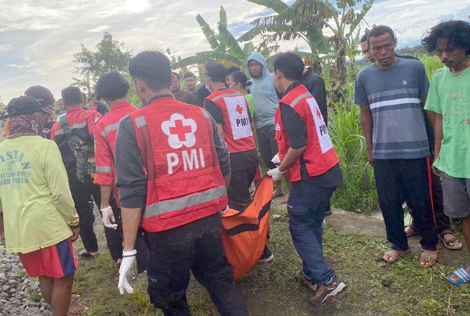 Tim PMI Sragen mengevakuasi korban tertabrak kereta api di Sragen, Rabu (1/3) pagi. (Foto: dok. PMI Sragen)