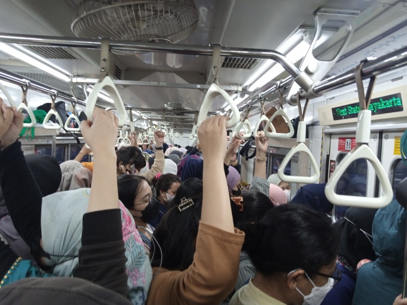 Suasana di atas kereta khusus wanita