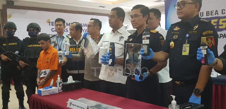 Kepala Bea Cukai Soekarno-Hatta Gatot Sugeng Wibowo (tengah) menunjukkan botol berisi kokain cair yang diselundupkan WNA Brazil, Selasa 28 Februari 2023. TEMPO/JONIANSYAH HARDJONO