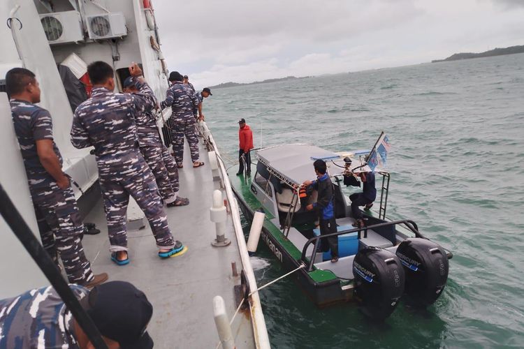 Kapal Perang Republik Indonesia (KRI) Sigalu-857 yang sedang menggelar Operasi Garda Indosin-23 berhasil menyelamatkan kapal patroli Malaysia beserta awak di perairan Pulau Nipa, Kepulauan Riau, Rabu (1/3/2023).(Dok. Dispenal)