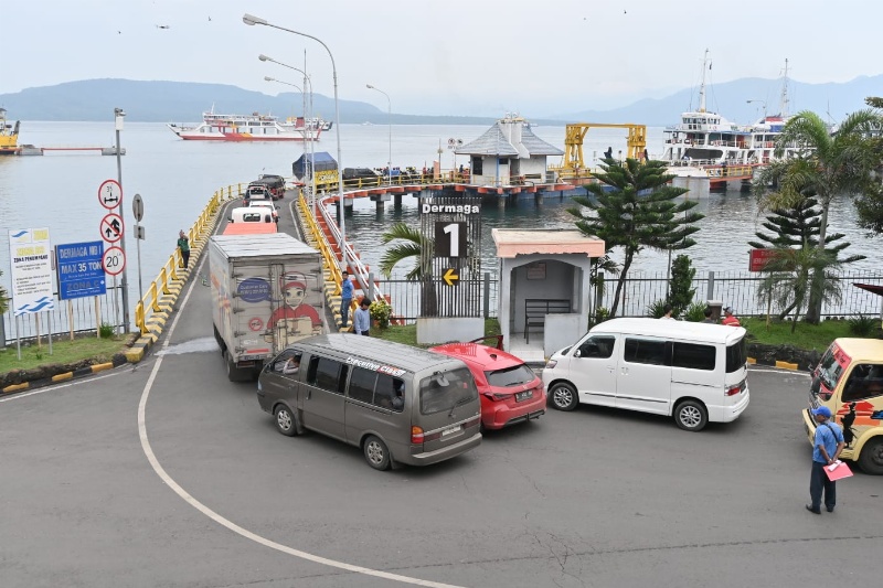 Pengguna jsa penyeberangan antre di Pelabuhan