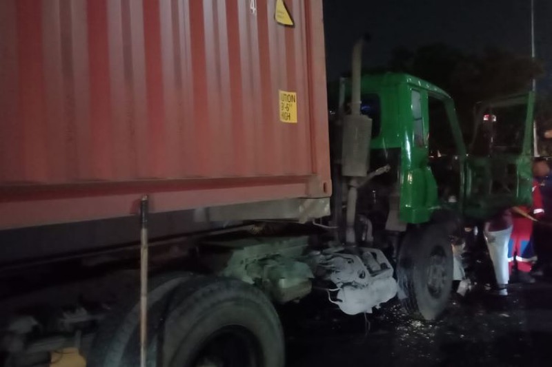 Truk kontainer yang alami rem blong seruduk 8 kendaraan. Foto: istimewa.