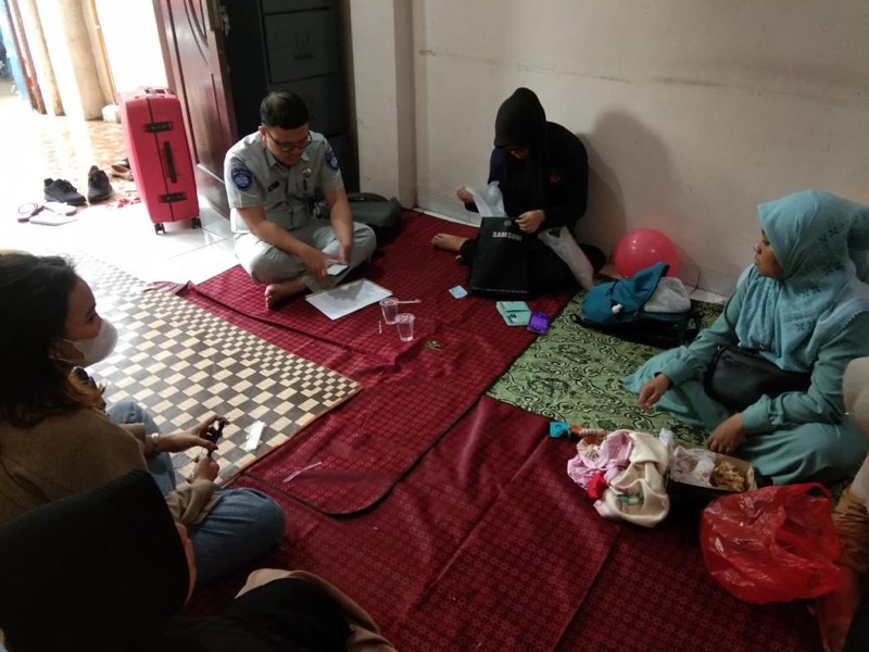 Jasa Raharja Bekasi serahkan santunan ke ahliwaris korban kecelakaan. Foto: istimewa.