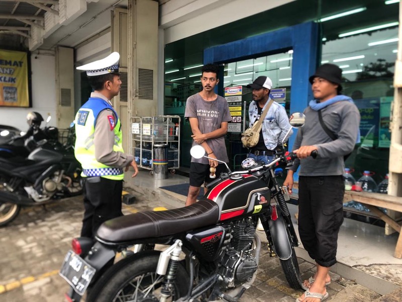 Satlantas Polres Karawang sosialisasi ETLE kepada warga. Foto: istimewa.