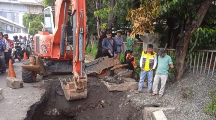 Dinas Bina Marga DKI mengerahkan alat berat untuk proses perbaikan jalan amblas di Jalan Kartini, Jakarta Selatan, Jumat (3/3/2023) ANTARA/HO-Dinas Bina Marga DKI