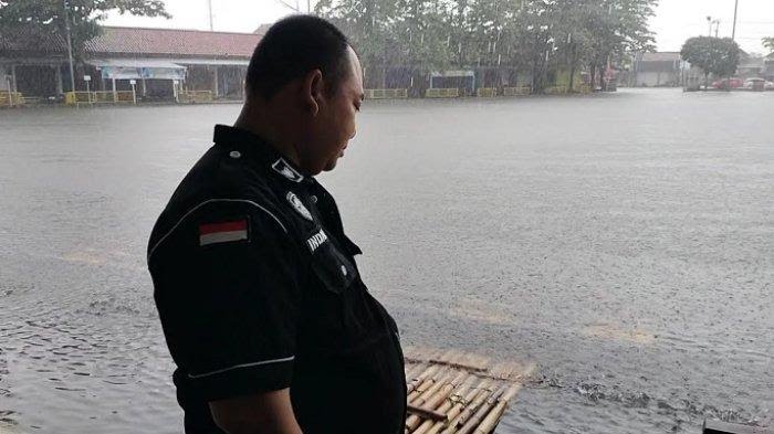Indarto, Kepala Terminal Jati, Kabupaten Kudus, saat memantau kondisi banjir di Terminal Jati.