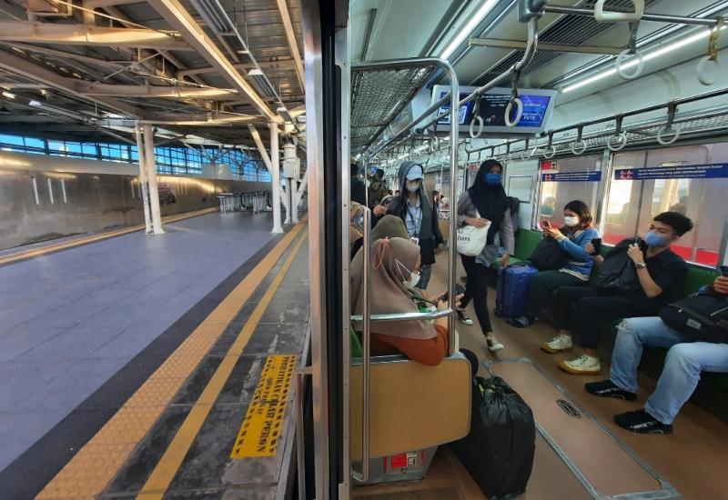 Rangkaian arah Bogor yang berhenti di Stasiun Manggarai tampak lengang pada Sabtu (4/3/2023). 