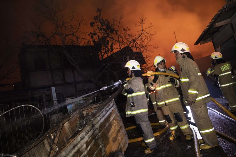 membakar rumah warga imbas kebakaran Depo Pertamina Plumpang,kawasan Jalan Koramil, Rawa Badak Selatan, Koja, Jakarta Utara, Jumat (3/3/2023).(MRisalHidayat)