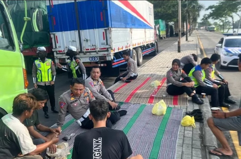 Satlantas Polresta Pati berbagi makanan dan minuman ke para pengemudi truk. Foto: istimewa.