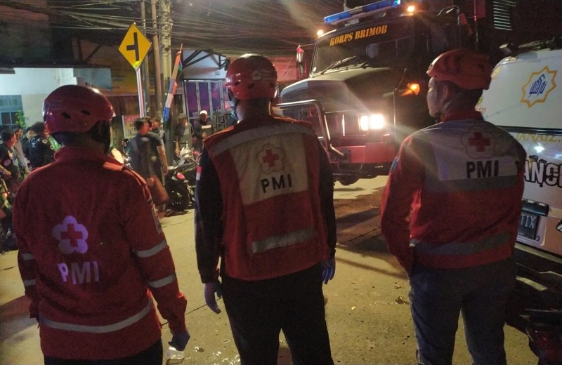 Tim PMI Kota Bekasi di lokasi kebakaran, Jumat (3/3/2023) malam. Foto: istimewa.