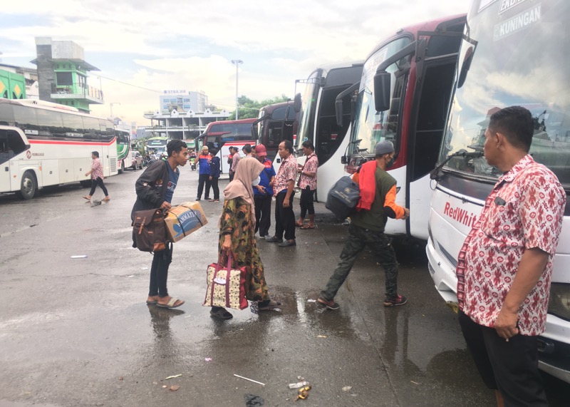 Penumpang bus Primajasa di Terminal Induk Kota Bekasi, Sabtu (4/3/2023) sore.