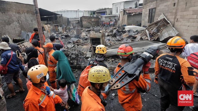 Tiga anak berusia belasan tahun yang masih dalam pencarian terpisah dengan orang tuanya saat menyelamatkan diri dari kebakaran Depo Pertamina Plumpang. Korban kebakaran Depo Pertamina Plumpang, Jakarta Utara menjadi 19 orang per Minggu (5/3). 