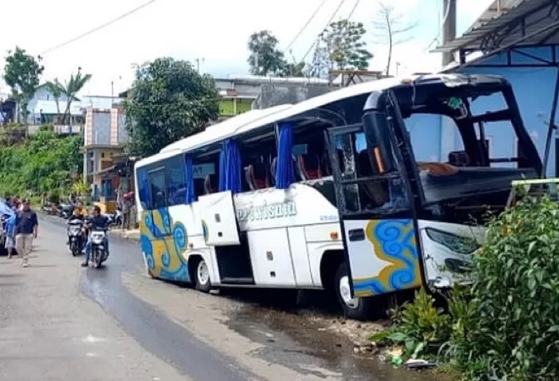 Bus Pariwisata rombongan peziarah tabrak 2 mobil dan 1 warung di jalur wisata Guci, Kabupaten Tegal. Foto: istimewa.