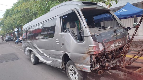 Kondisi mobil yang tercebur parit di Trenggalek setelah mengalami pelemparan batu. (Dok. Satlantas Polres Trenggalek)