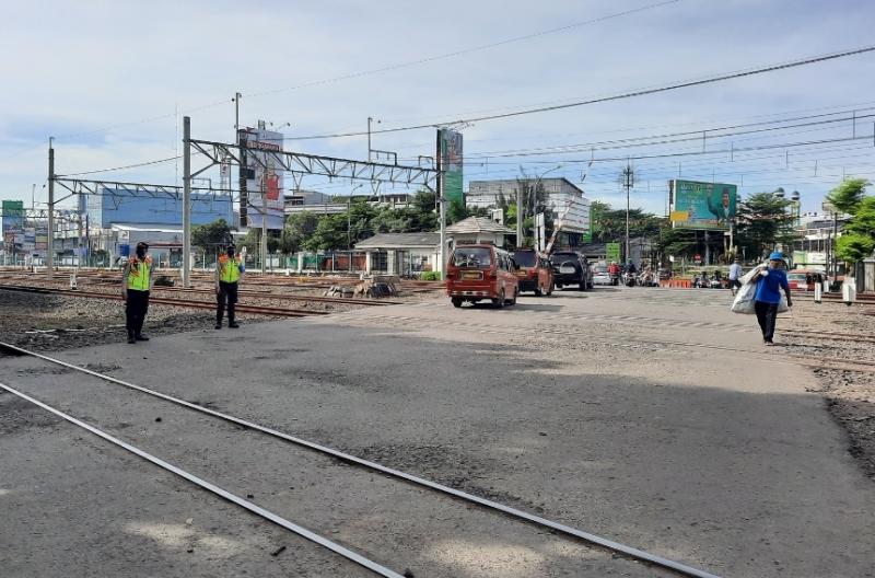 Perlintasan di dekat Stasiun Bekasi, tempat kejadian seorang perempuan tertabrak Kereta Api. 