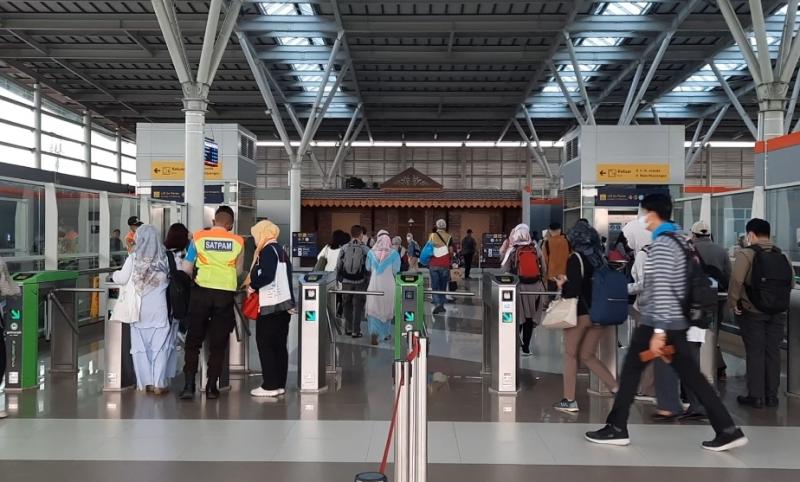 Suasana di Stasiun Bekasi tampak ramai penumpang KRL keluar masuk area stasiun.