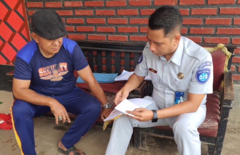 Penanggung Jasa Raharja Samsat Kabupaten Bandung II, R Andi Nurjaman, menyerahkan santunan ke ahliwaris korban kecelakaan. Foto: istimewa.