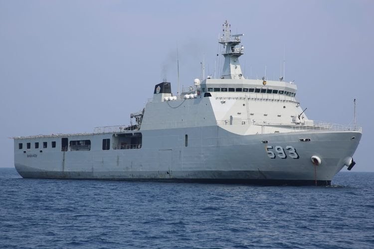 KRI Banda Aceh 593 saat lintas laut operasi SAR jatuhnya pesawat Lion Air JT 610.(Dinas Penerangan Kolinlamil)