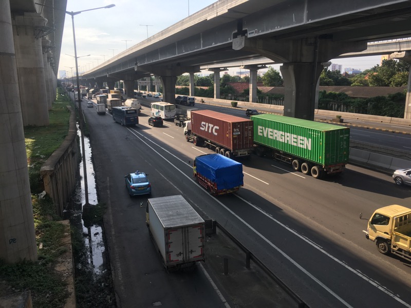 Kendaraan melintas di Tol Bekasi Timur.