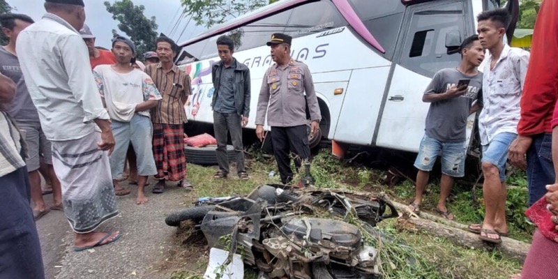 Bus Pariwisata rombongan pelajar seruduk empat mobil dan satu sepeda motor di jalur wisata Gunung Bromo. Foto: istimewa.