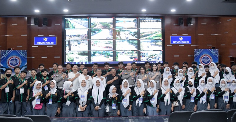 Korlantas Polri menyambut baik kunjungan studi peningkatan wawasan ilmu pengetahuan dari pelajar SMK Karya Pembangunan 1 Majalaya, Jawa Barat, di gedung NTMC Polri, Jakarta Selatan, Senin (6/3/2023).