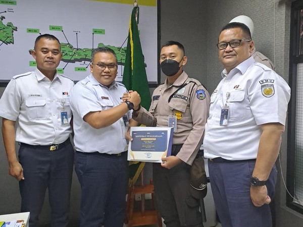 Seorang petugas satpam KRL mengembalikan amplop berisi uang milik penumpang. KAI Service memberi penghargaan (reward) kepada satpam bernama Edwin Mulyadi itu. (Foto: dok. KAI Service)