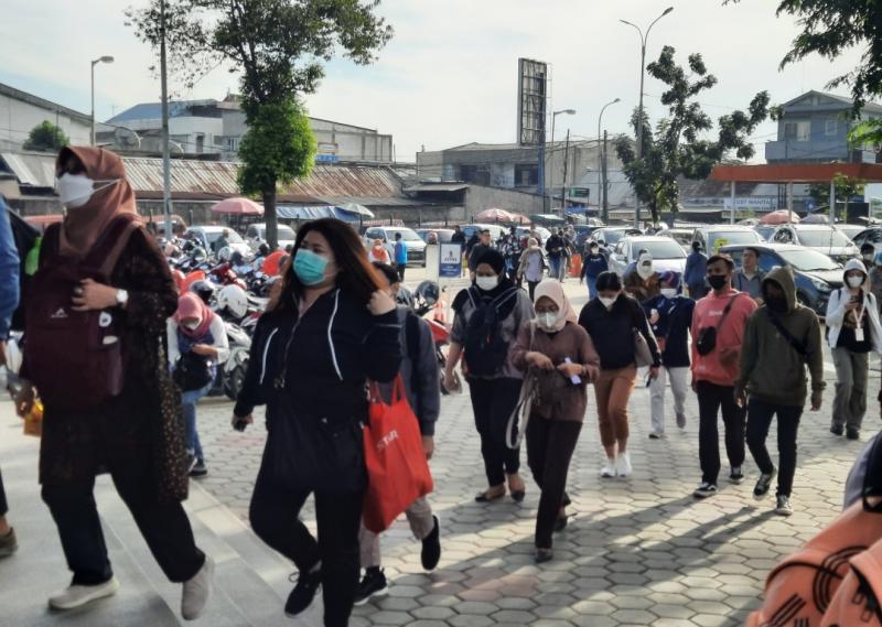 Penumpang kereta saat memasuki Stasiun Bekasi, Selasa (7/3/2023).