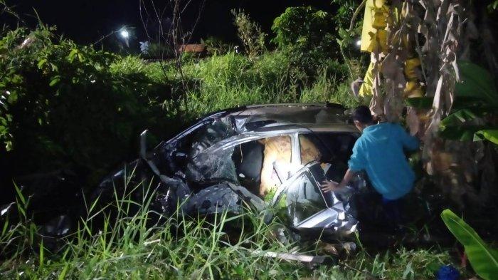 Anggota Gakkum Satlantas Polres Pekalongan Kota saat mengecek mobil yang tertabrak kereta api yang berlokasi di perlintasan tanpa palang pintu yang berlokasi di pintu KM 92+5 Desa Dadirejo Kecamatan Tirto, Kabupaten Pekalongan, Selasa (7/3/2023) sekitar pukul 04.30 WIB.