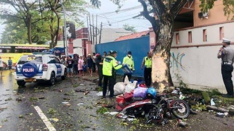 Bus hilang kendali tabrak sepeda motor ayah dan anak di Cirebon. Foto: istimewa.