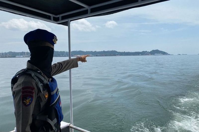 Polisi mengawasi perairan Teluk Balikpapan dari kapal patroli. (Humas Polda Kaltim)