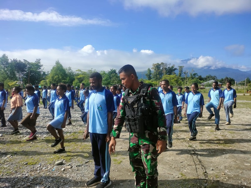 Satgas Yonif Raider 142/KJ melalui Pos Kotis Elelim melaksanakan pelatihan Baris berbaris kepada Siswa Siswi SMAN 1 Elelim, Distrik Elelim, Kabupaten Yalimo, Provinsi Papua Pegunungan, Rabu (8/3/2023). Foto: istimewa.