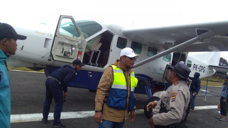 Pesawat mendarat di Banda Bilorai Intan Jaya Papua.