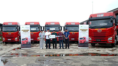 Penyerahan unit truk FAW JH6.