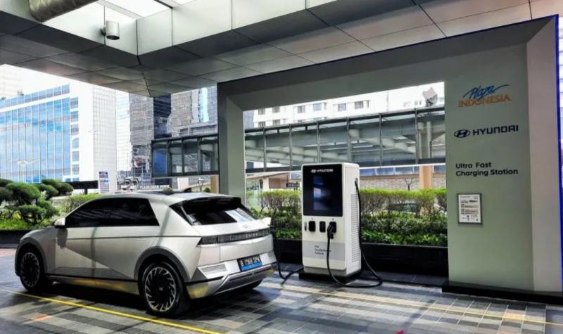 Ultra Fast Charging Station tercepat di Indonesia yang ada di Plaza Indonesia. ANTARA/Chairul Rohman.