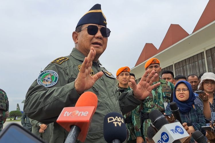 Menteri Pertahanan Prabowo Subianto memberikan keterangan pers setelah mendapatkan brevet wing penerbang kehormatan kelas I dari TNI Angkatan Udara di Lanud Halim Perdanakusuma, Jakarta.