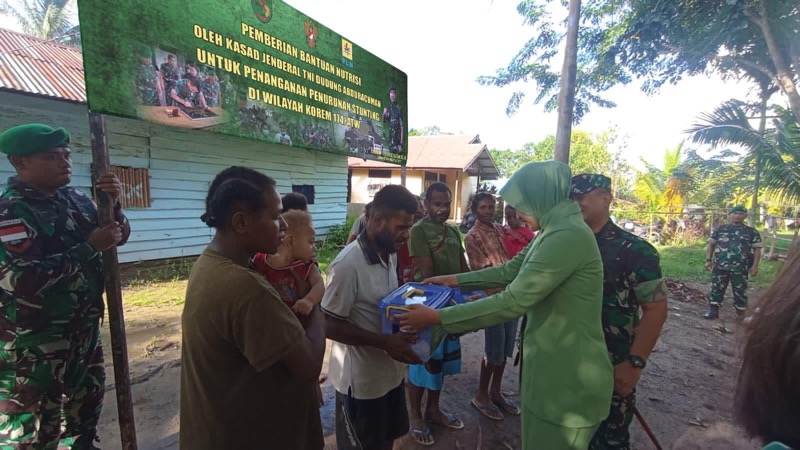 Anak yang mengalami stunting di wilayah Korem 174 Merauke menerima bantuan tambahan gizi yang dibagikan oleh Danrem 174/ATW Brigjen TNI Agus Widodo di Kampung Kamangi, Distrik Tanah Miring, Kabupaten Merauke, Papua Selatan, Rabu (8/3/2023). Foto: istimewa.