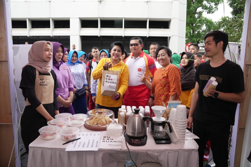 Panglima TNI Laksamana TNI Yudo Margono, didampingi Ketua Umum Dharma Pertiwi yang sekaligus Ketua Umum IKKT PWA Ibu Vero Yudo Margono secara resmi membuka Bazar Murah di Plaza Mabes TNI. Foto: istimewa.