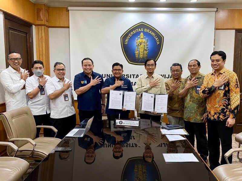 Direktur Hubungan Kelembagaan Jasa Raharja Munadi Herlambang, dalam penandatanganan nota kesepahaman bersama tentang Sinergi Keselamatan Lalu Lintas yang ditandatangani bersama Rektor Universitas Brawijaya, Prof. Widodo, di Malang, Jawa Timur, Kamis (2/03/2023). Foto: istimewa.