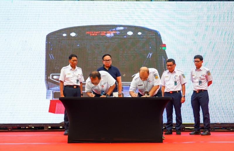 Penandatanganan Kontrak Pengadaan 16 Trainset KRL Baru antara PT INKA dan KCI. (Foto:KAI)