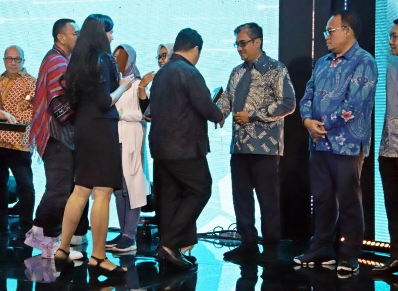 PYMT EVP Corporate Secretary KAI Emanuel Kurniawan Kriswijayanto saat menerima penghargaan Best Keterbukaan Informasi Publik dari Menteri BUMN Erick Thohir di Tennis Indoor Senayan, Jakarta pada Kamis (9/3).