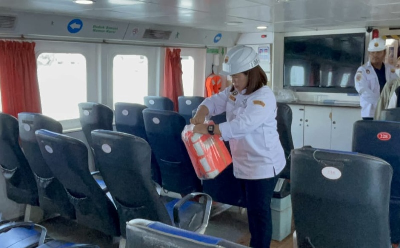 Marine inspector wanita uji petik kapal di Pelabuhan Batam dan Tanjung Balai Karimun