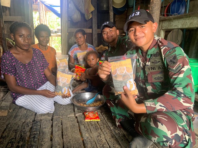 Dalam rangka membantu meningkatkan perekonomian masyarakat di pedalaman Papua, Satgas Yonif 143/TWEJ Pos Ubrub memberikan bimbingan cara membuat keripik pisang kepada warga masyarakat di Kampung Umuaf, Distrik Web, Kabupaten Keerom, Papua, Kamis (9/3/2023). Foto: istimewa.